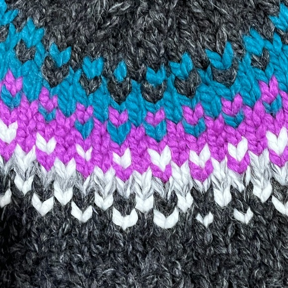 New Handknit Hat faux fur pompom size M fair isle pattern beanie - Picture 3 of 3